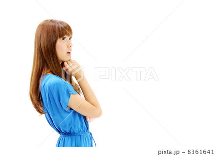 考える女の子 8361641