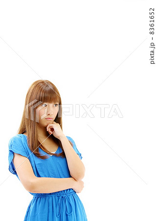 考える女の子 8361652