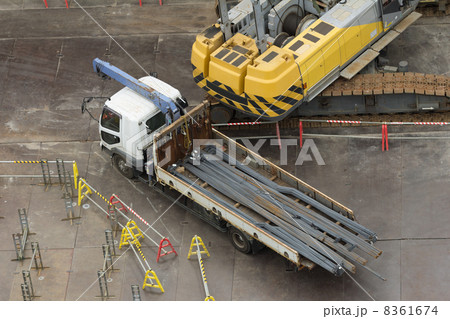 工事現場 鉄筋を積んだトラック 工事現場 鉄筋を積んだトラック 8361674