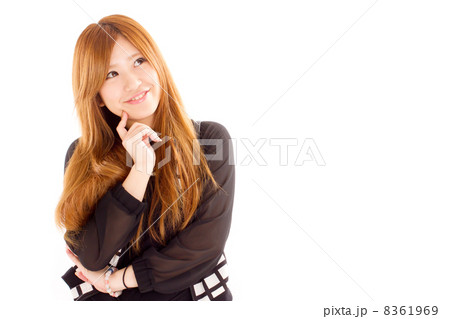 何か楽しそうな事を想像して笑う可愛らしい日本の女性 8361969
