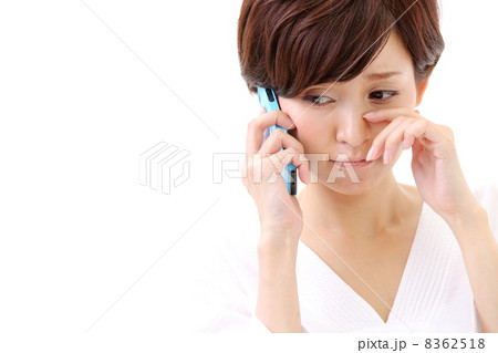 スマートフォンで話しながら泣く女性 スマートフォンで話しながら泣く女性 8362518