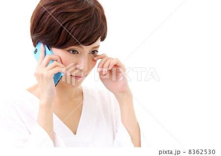 スマートフォンで話しながら泣く女性 スマートフォンで話しながら泣く女性 8362530