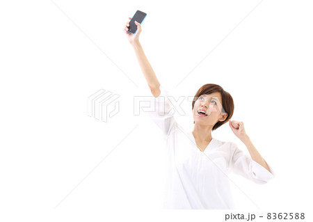 スマートフォンを持つ女性 8362588