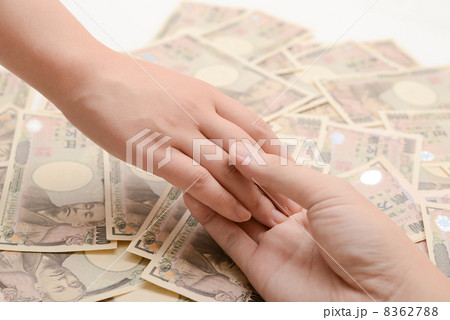 現金と男女の手 現金と男女の手 8362788