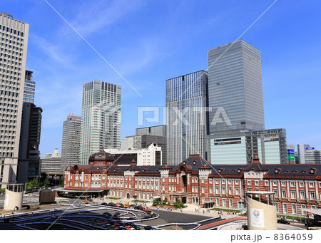 東京駅丸の内口と高層ビル群の写真素材