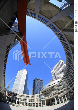 都議会議事堂と高層ビル群 8364098