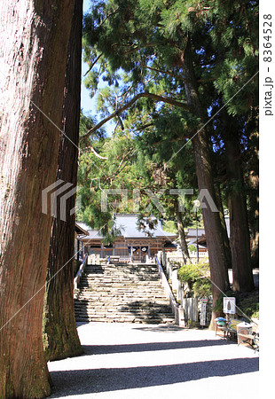 四国霊場第12番札所「焼山寺」、参道から正面の本堂を見る 四国霊場第12番札所「焼山寺」、参道から正面の本堂を見る 8364528