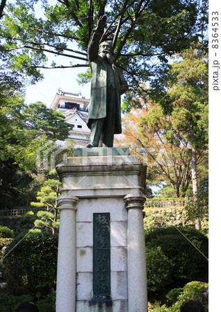 高知城内、板垣退助の銅像と天守閣 8364533