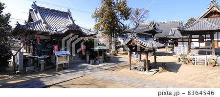 四国霊場第53番札所「圓明寺」大師堂、中門、本堂、鐘楼 8364546