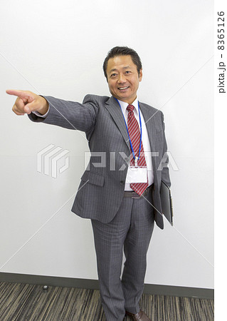 働くビジネスマン 8365126