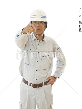 指差し確認をする男性作業員 指差し確認をする男性作業員 8365799