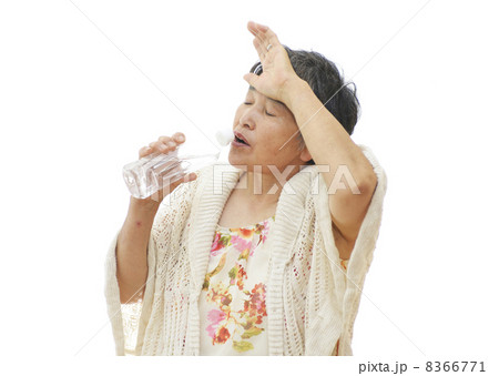暑がっている女性のイメージ 8366771