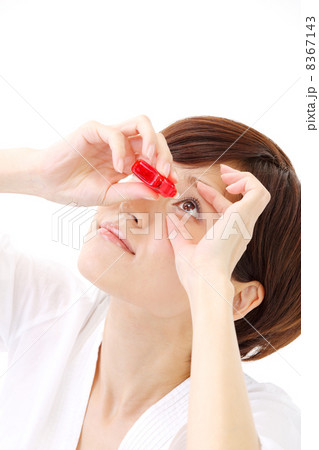 目薬を注す女性 8367143