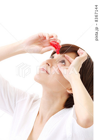 目薬を注す女性 8367144