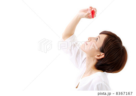 目薬を注す女性 8367167