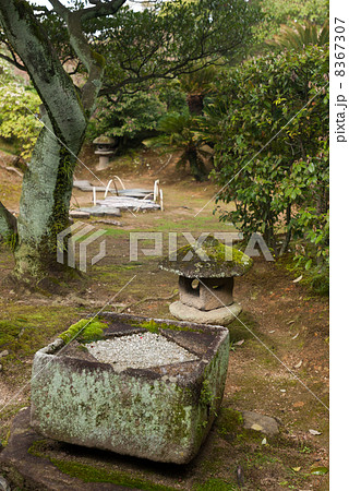 桂離宮 外腰掛の二重桝形の手水鉢と灯籠の写真素材 [8367307] - PIXTA