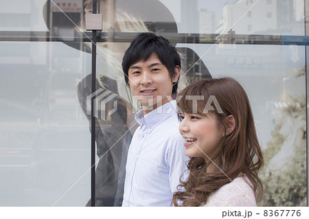 繁華街でデートするカップル 8367776
