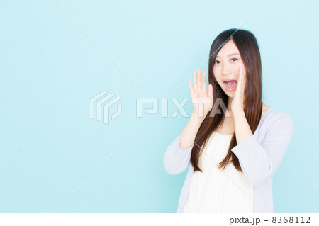 女性ブルーバックイメージ 8368112