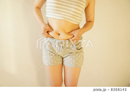 お腹をつまむ女性 お腹をつまむ女性 8368143