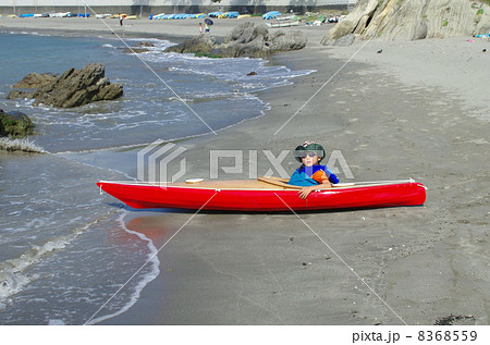 子供用シーカヤックに乗る子供 8368559