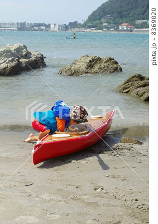 子供用シーカヤックで出航準備する子供 8369020