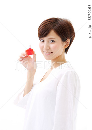 目薬を持つ女性 8370168