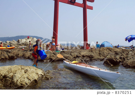 のぞきメガネを持つ子供と手作りシーカヤック のぞきメガネを持つ子供と手作りシーカヤック 8370251