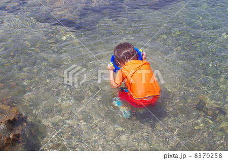 のぞきメガネを持つ子供 8370258