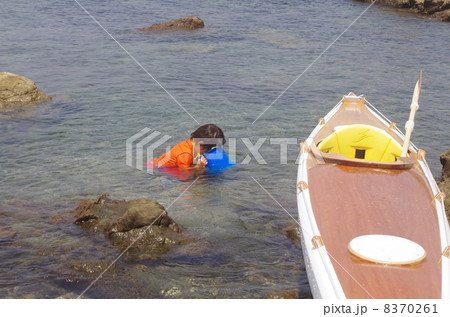 のぞきメガネを持つ子供と手作りシーカヤック のぞきメガネを持つ子供と手作りシーカヤック 8370261