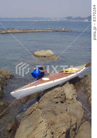 のぞきメガネを持つ子供と手作りシーカヤック 8370264