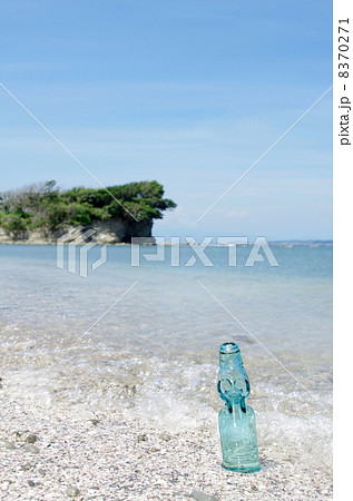 ラムネのビンと長者ヶ崎の風景 8370271