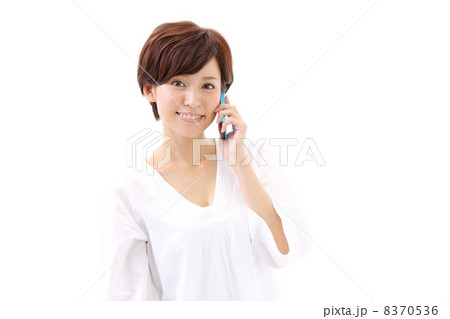 スマートフォンで会話する女性 スマートフォンで会話する女性 8370536