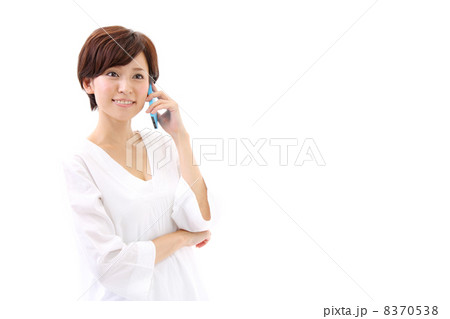 スマートフォンで会話する女性 スマートフォンで会話する女性 8370538