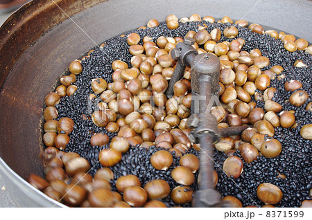 炒られる甘栗 8371599