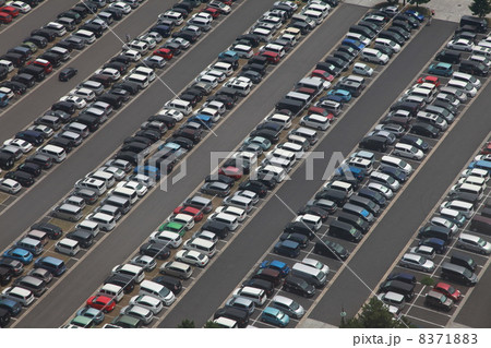 満車の駐車場 8371883