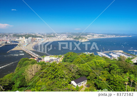 江ノ島と湘南の町並み 8372582