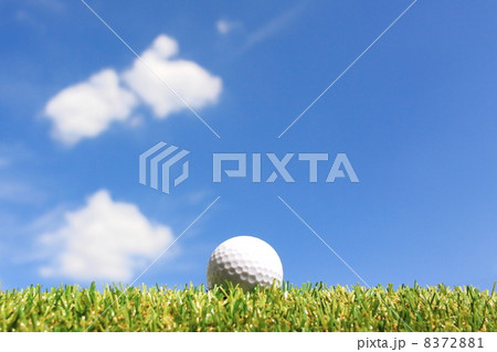 青空とゴルフボール 8372881