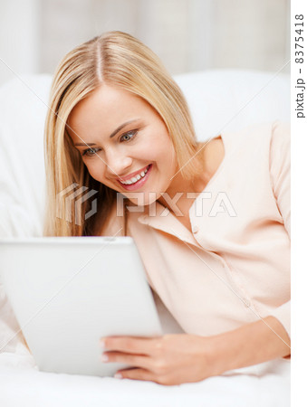 woman with tablet pc 8375418