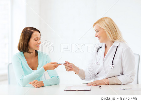 doctor giving tablets to patient in hospital 8375748