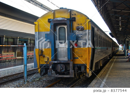 ハートヤイ駅のプラットホーム（タイ王国） 8377544