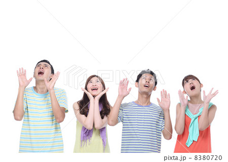 びっくりしている若者 8380720