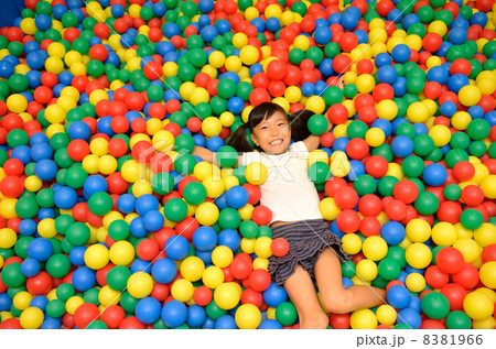 ボールプールで遊ぶ女の子 8381966