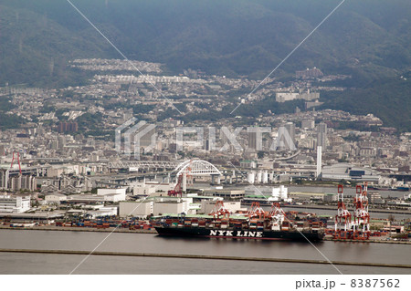 六甲アイランドに停泊する貨物船を海側から空撮 8387562