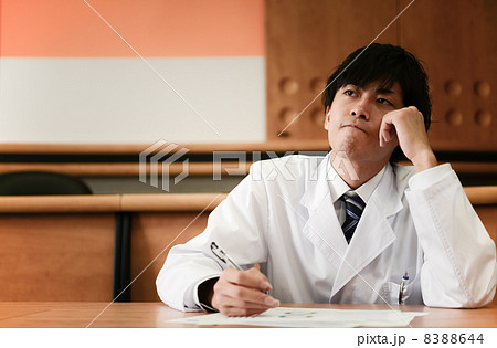 考える白衣の男性 考える白衣の男性 8388644