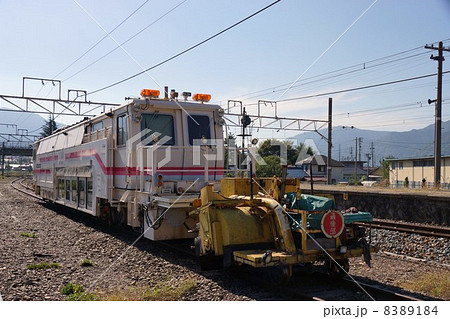 急行電車湘南色169系と工事車両 急行電車湘南色169系と工事車両 8389184