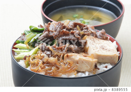 すき焼き丼 8389555