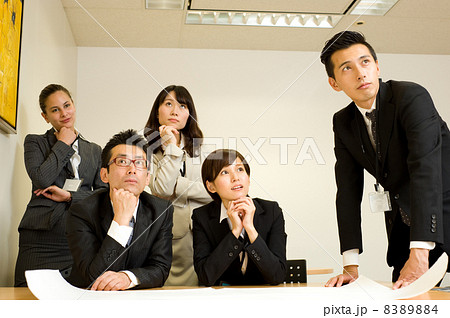 考える社員 8389884