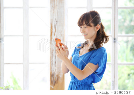 スマートフォンを使う女性 8390557