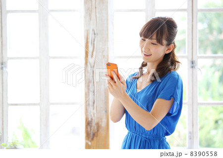 スマートフォンを使う女性 8390558