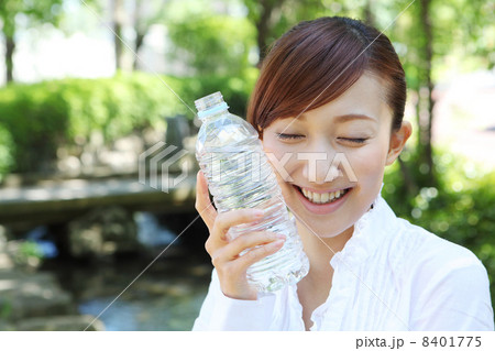 水分補給する女性 水分補給する女性 8401775